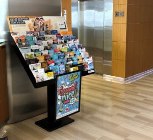 Le présentoir de flyers installé dans le hall de l'hôtel Sant-Paul à Nice